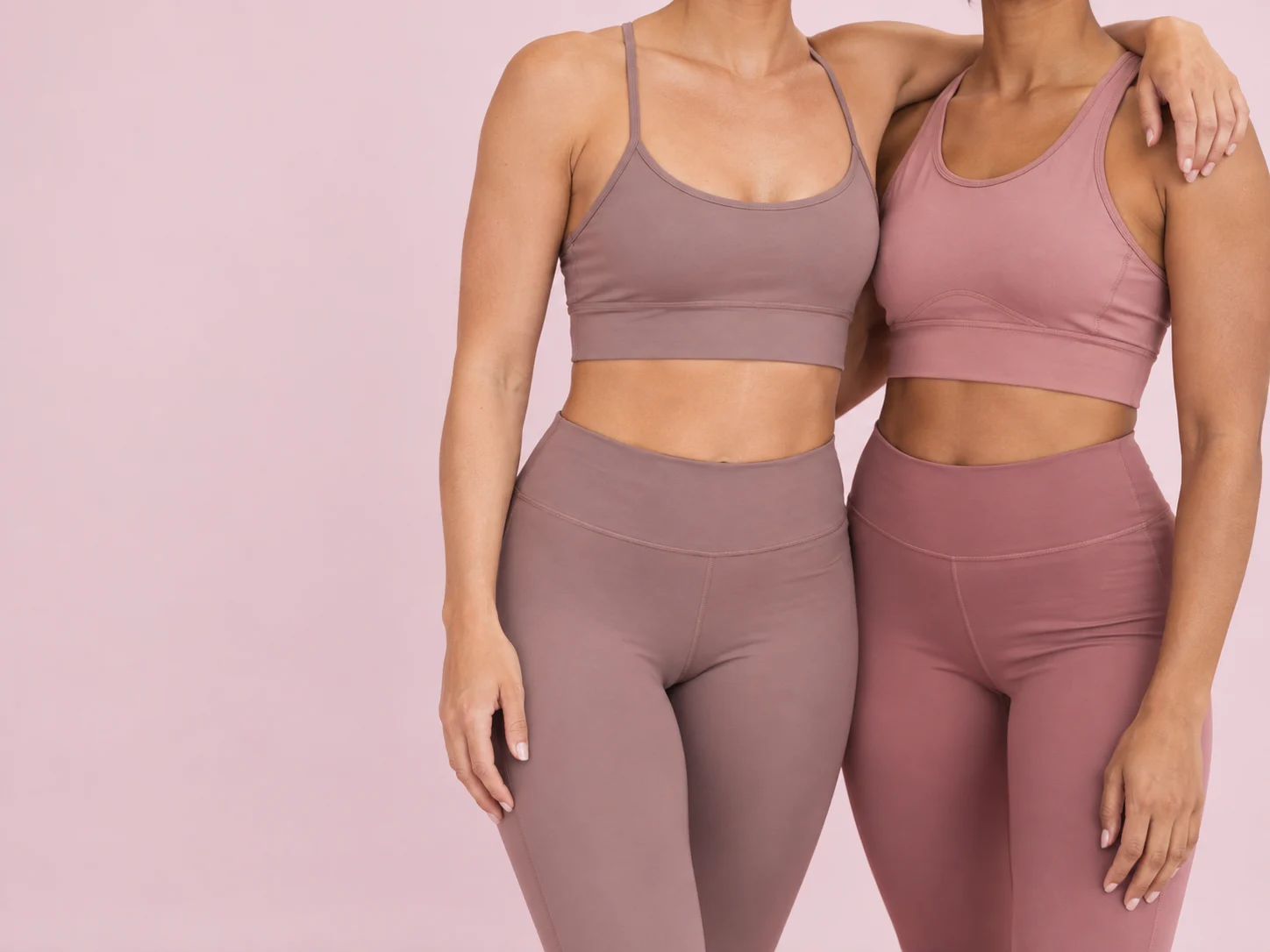 Imagen dummy generada: compañeras con ropa deportiva
